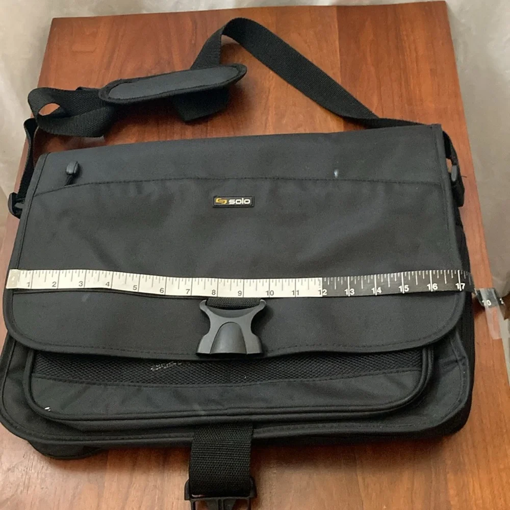 Solo black classic messenger bag